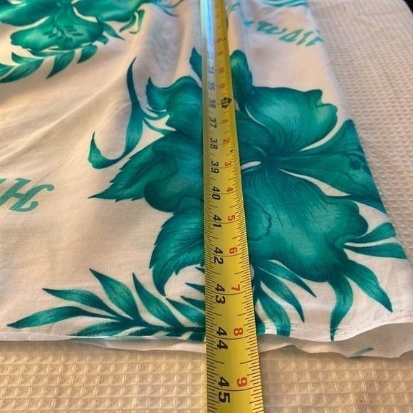 Hawaii Sarong Wrap With Fringe and Wooden Clasp White and Green Tropical Design - Picture 12 of 14